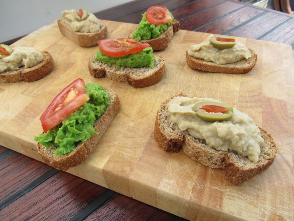 Petit pois and chick pea pate of whole wheat bread